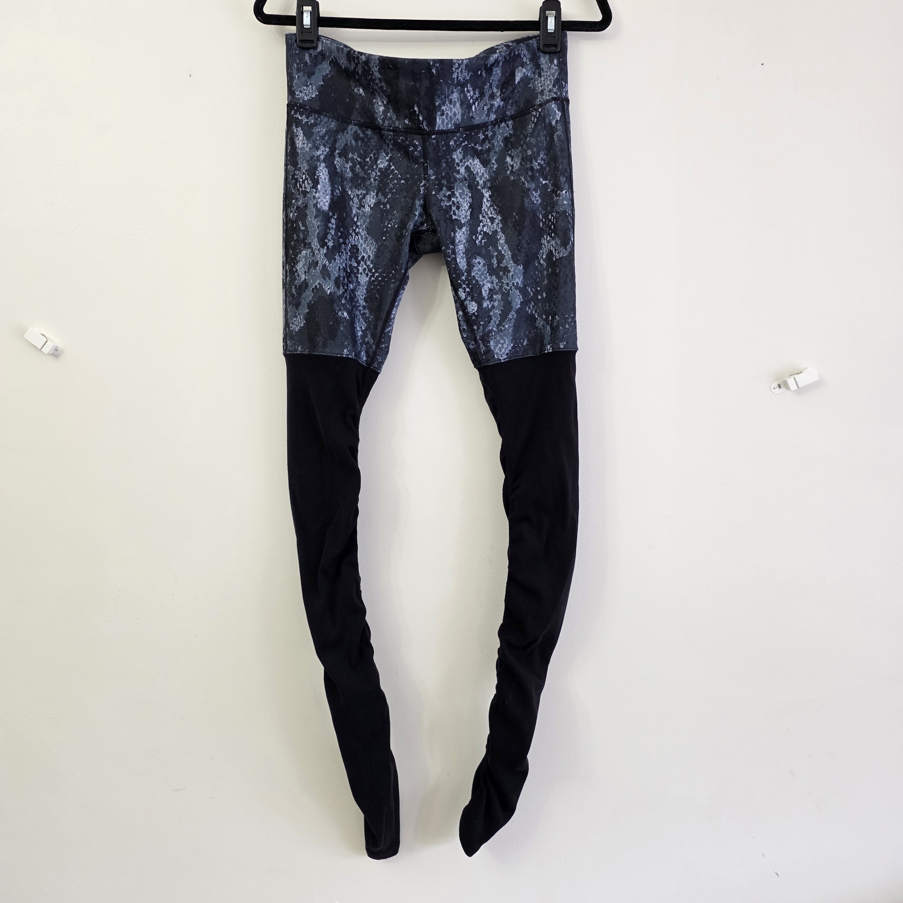 Alo Yoga Black Leggings With Blue Snake-Print Waistband